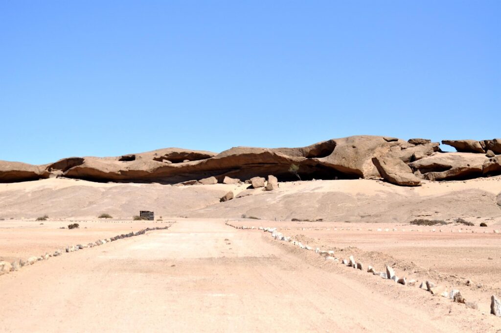 lungo la strada, strane formazioni rocciose ma dove non si può accedere senza permesso!