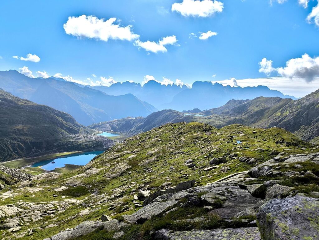 Giunti in cima al primo dosso la visuale si apre e la skyline del Brenta ci fa da cornice
