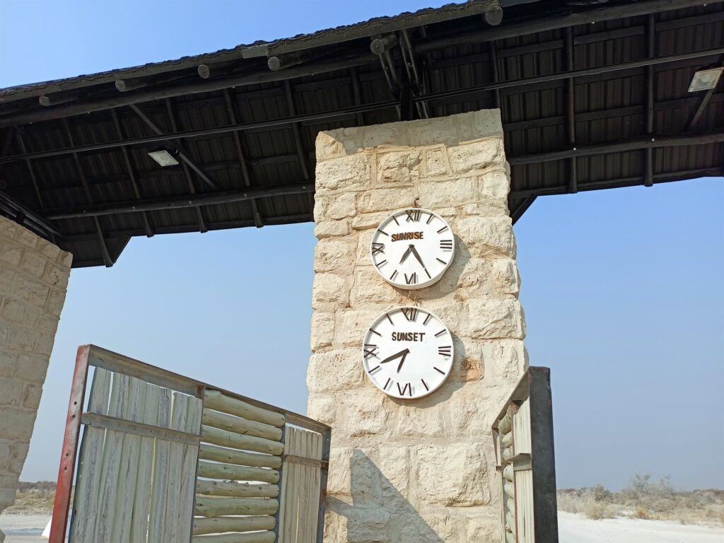 ogni gate è dotato di orologi che indicano gli orari di alba e tramonto (variabili a seconda della stagione)