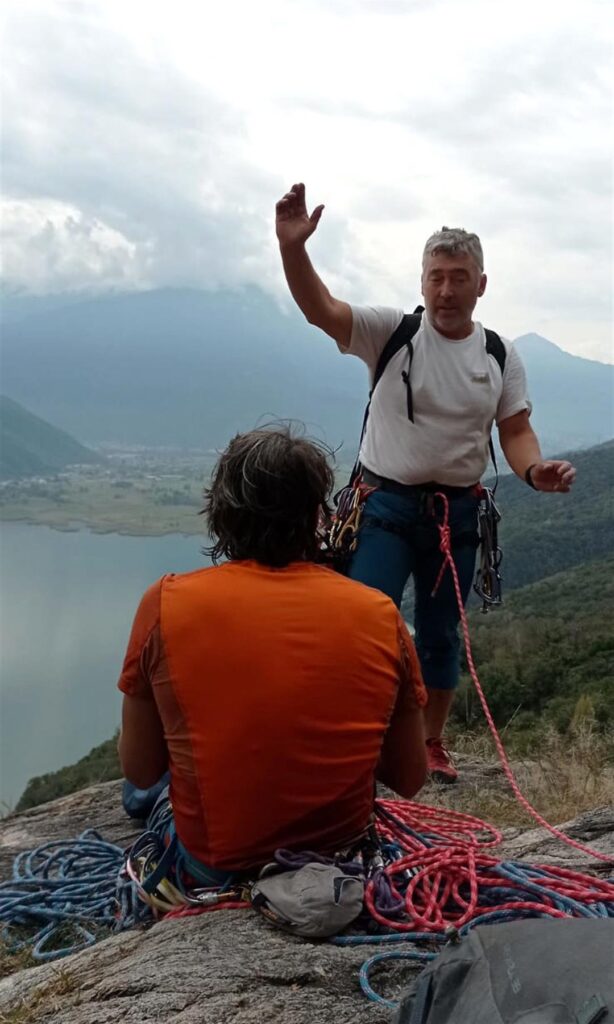 Ecco che arriva il Sassa, che chiama il 5 di vetta (in realtà sembra che mi stia dando la benedizione :D )