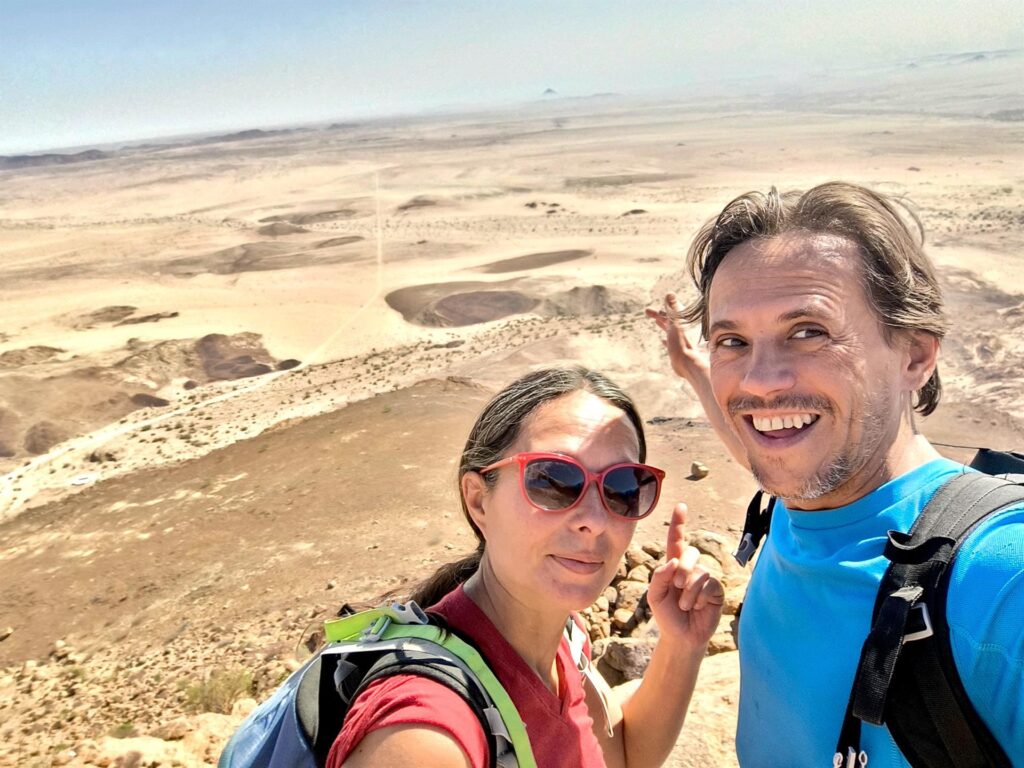sotto di noi il gigamasso dove ci eravamo fermati, e ancora più sotto il deserto infinito