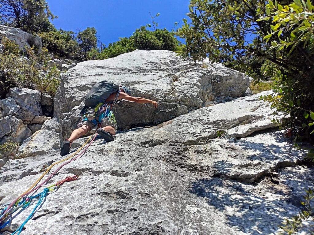 sceglie di spostarsi un po&#039; a sinistra per raggiungere degli appigli