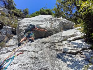 sceglie di spostarsi un po' a sinistra per raggiungere degli appigli
