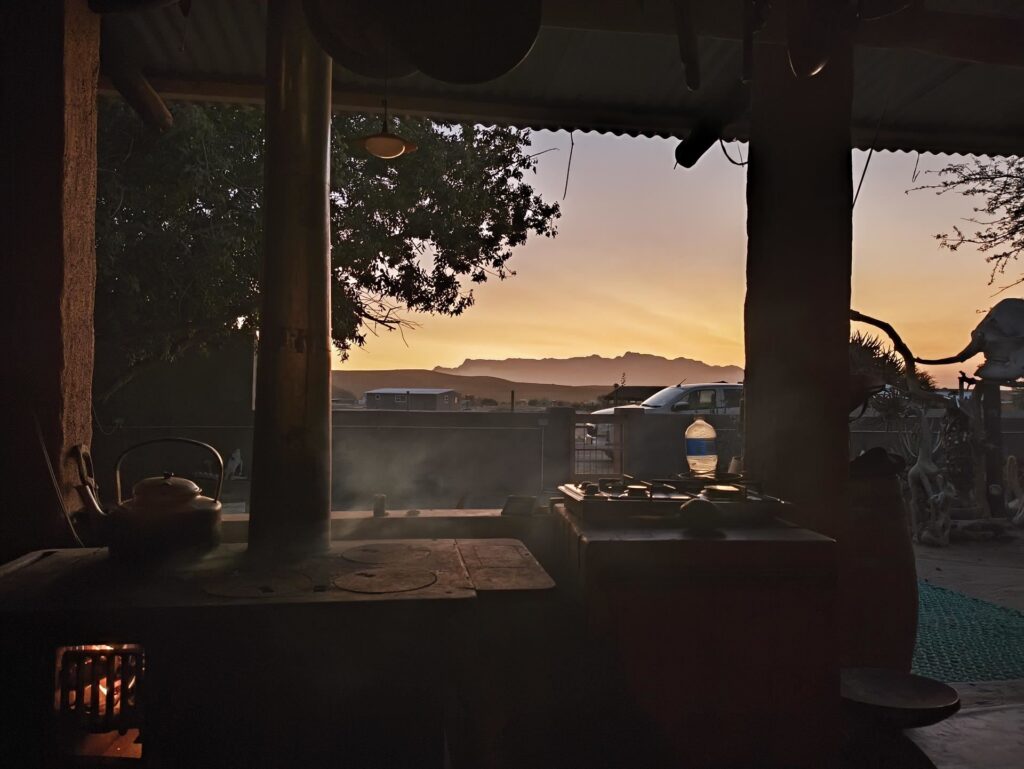 la veranda di Marius al tramonto, con il profilo del Brandberg all&#039;orizzonte