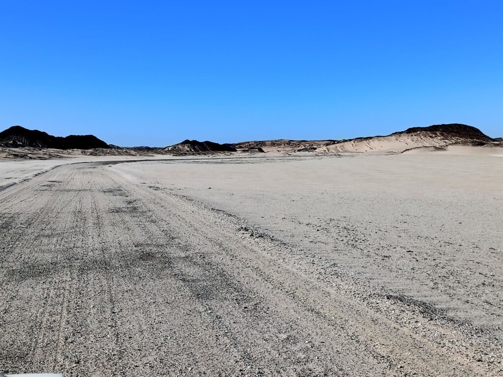 ci imbattiamo in questa pista in mezzo al nulla...