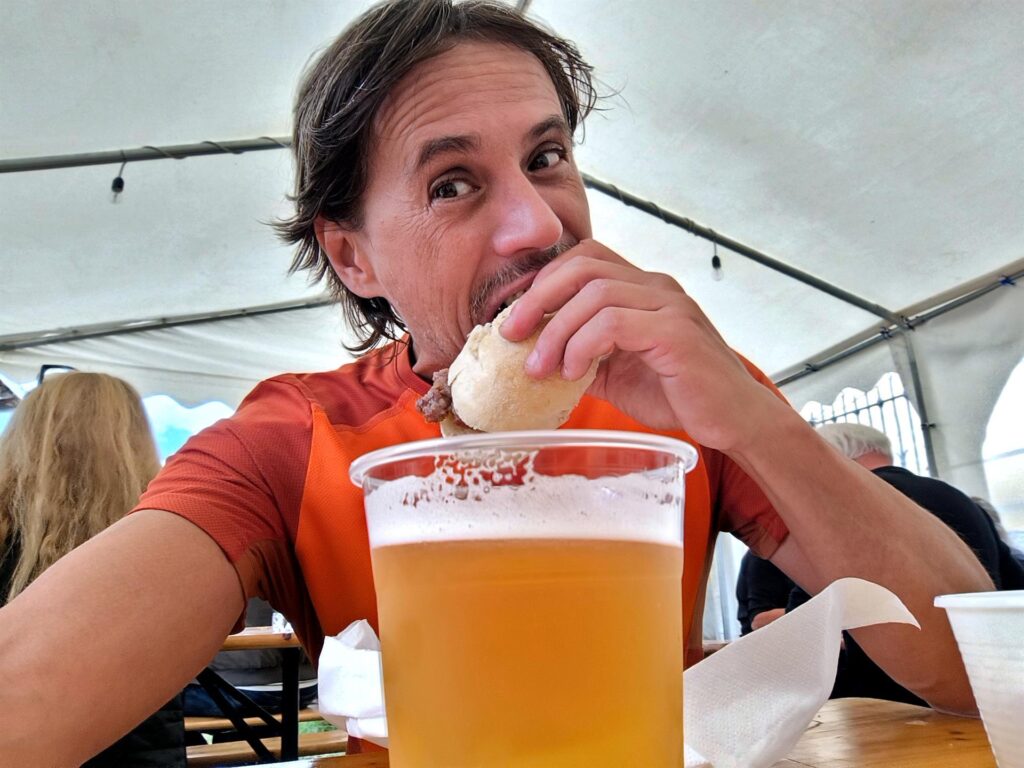 C&#039;è la sagra del paese....vuoi che non ci fermiamo per birra e salamella?? ;)