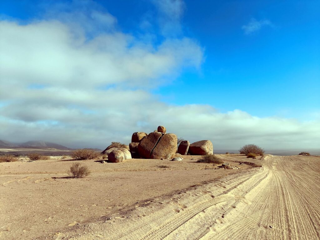 imbocchiamo una traccia a caso, dentro il deserto e senza meta