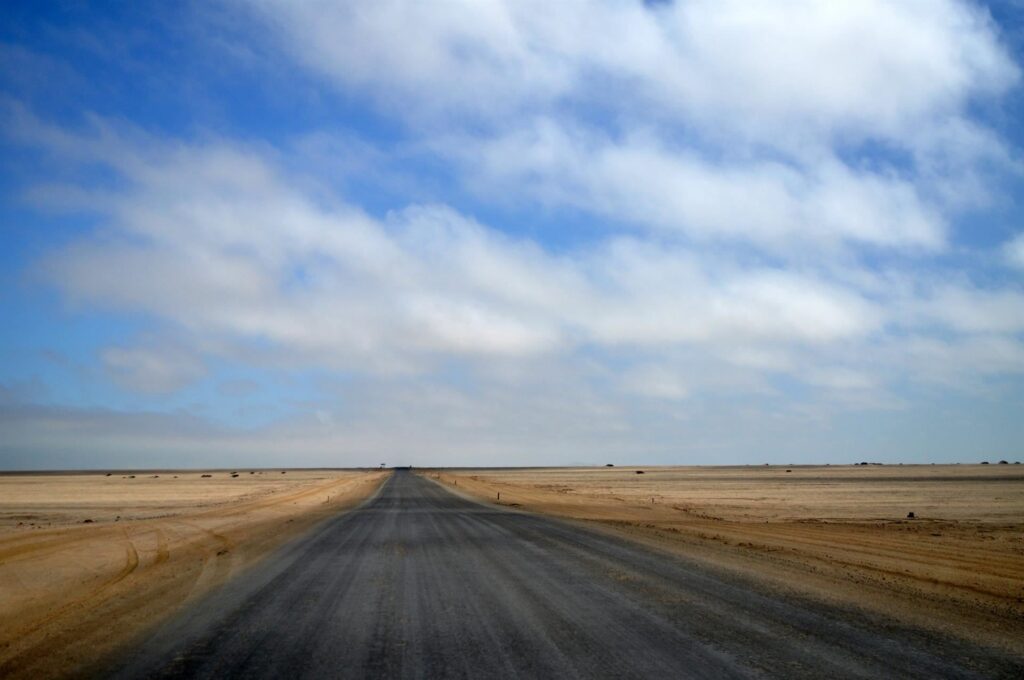 la Skeleton Coast, sempre lunga e diritta correva la strada...