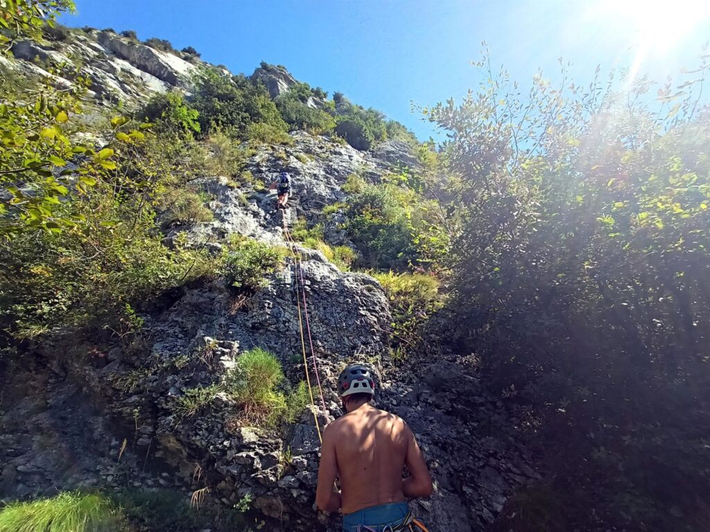 il primo tiro su roccia non proprio bellissima all&#039;inizio, offrirà comunque un po&#039; di pepe verso la fine, con un traverso verso destra