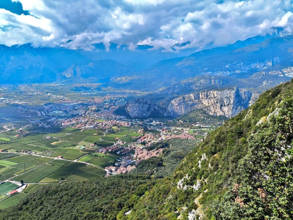 nel frattempo qualche nuvola arriva a mitigare il caldo: guardando verso Arco