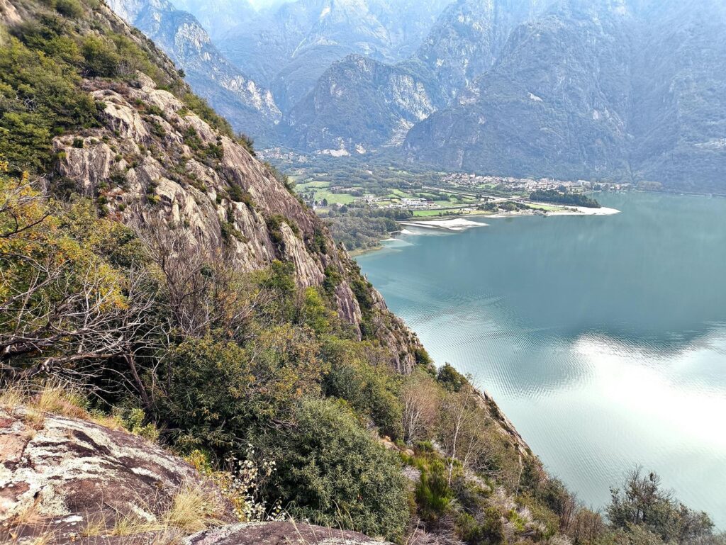La bella vista verso il lago di Novate Mezzola e i settori bassi di Vandea dal sentiero di avvicinamento