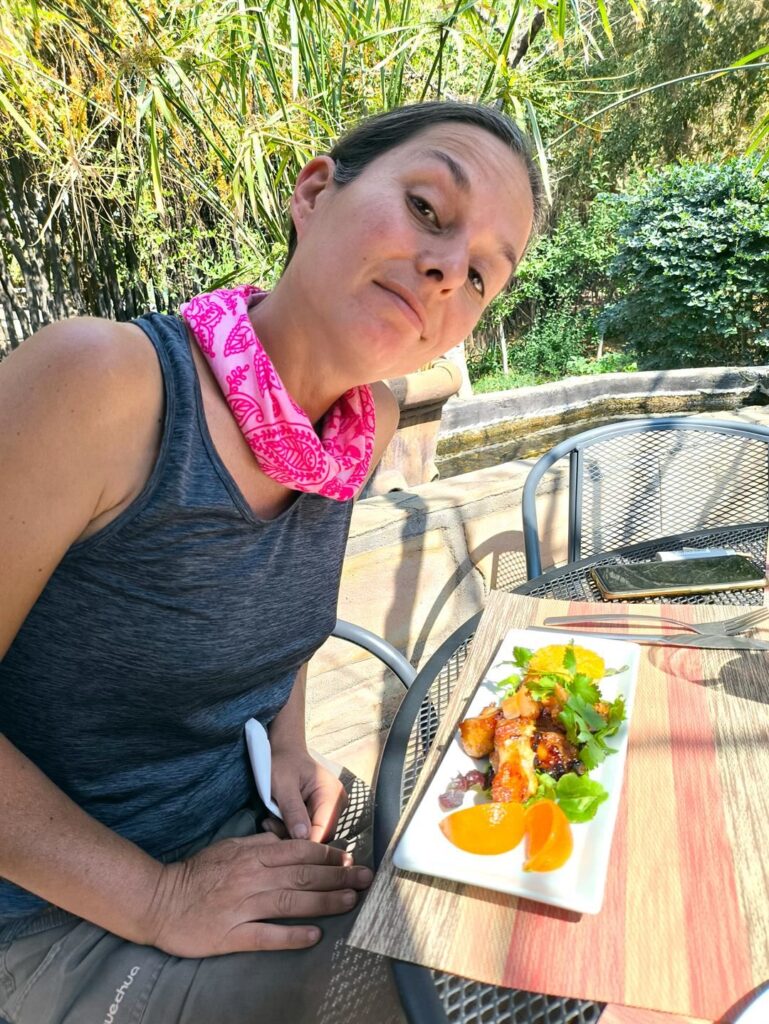 mentre Erica assaggia le ribs di coccodrillo