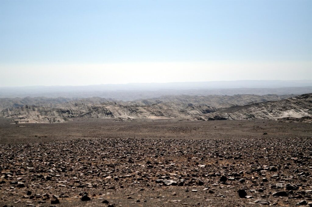 dall&#039;altra parte della strada il paesaggio cambia: oltre queste distese lunari, molto oltre, c&#039;è l&#039;oceano e la Skeleton Coast