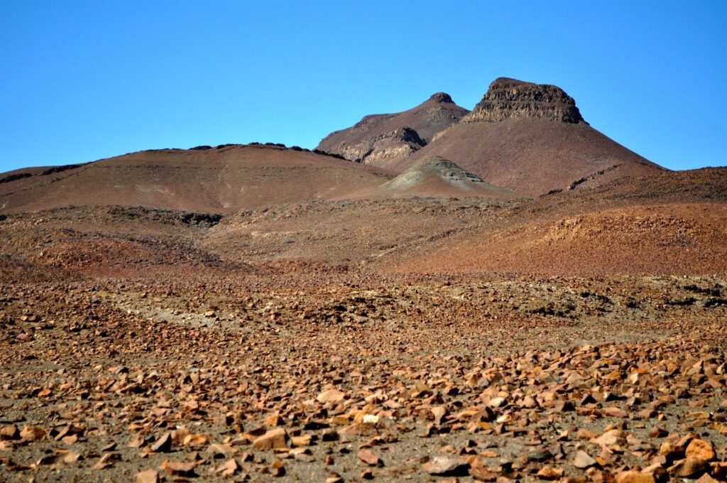 formazioni di rocce e sassi a perdita d&#039;occhio