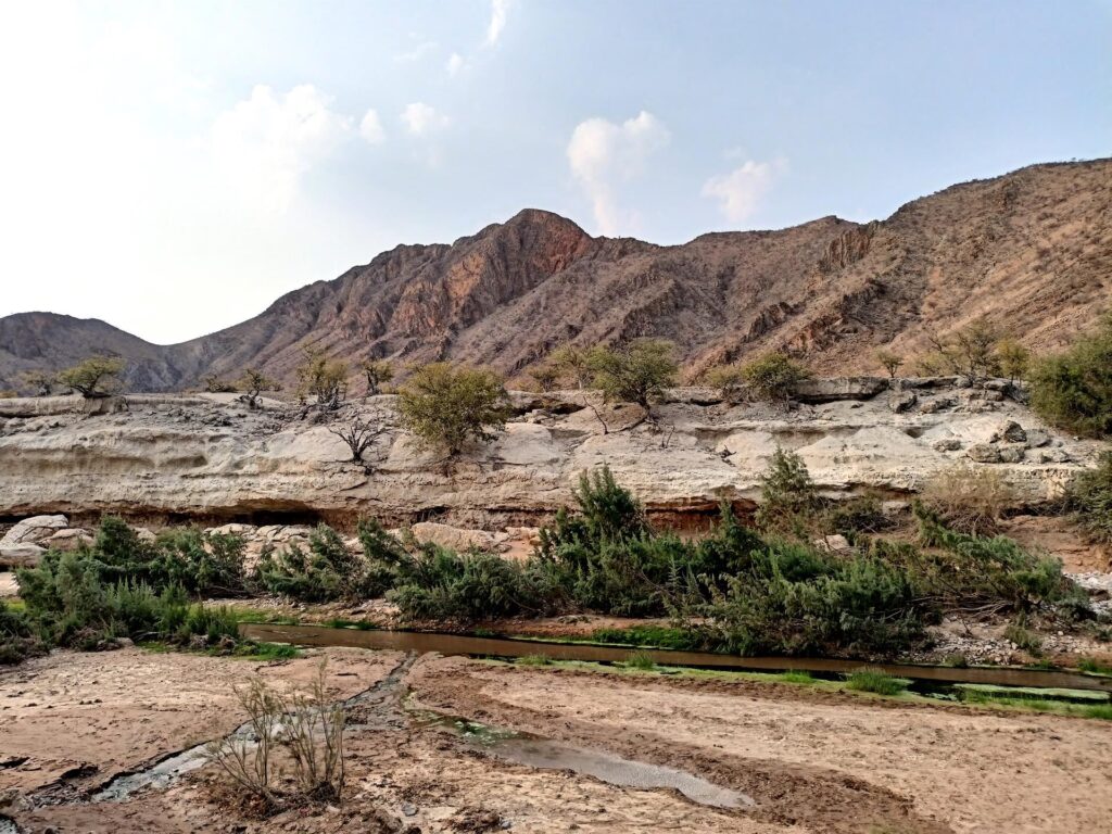 e finalmente dopo ore e ore arriviamo al Khowarib: che sorpresa trovare l&#039;acqua!