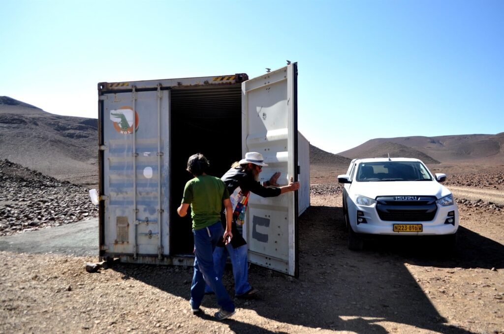 il container russo che abbiamo trovato in pieno deserto, foto dopo per vedere cosa contiene