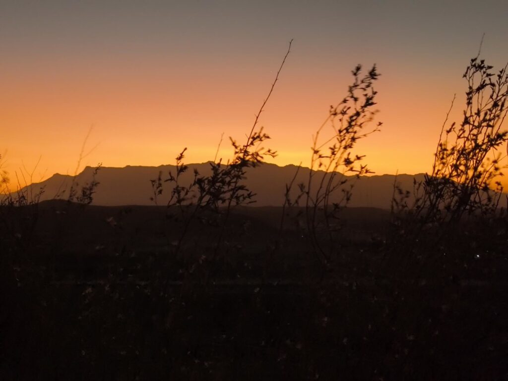 e ci godiamo il tramonto sulle dune artificiali della cava limitrofa a Uis stesso