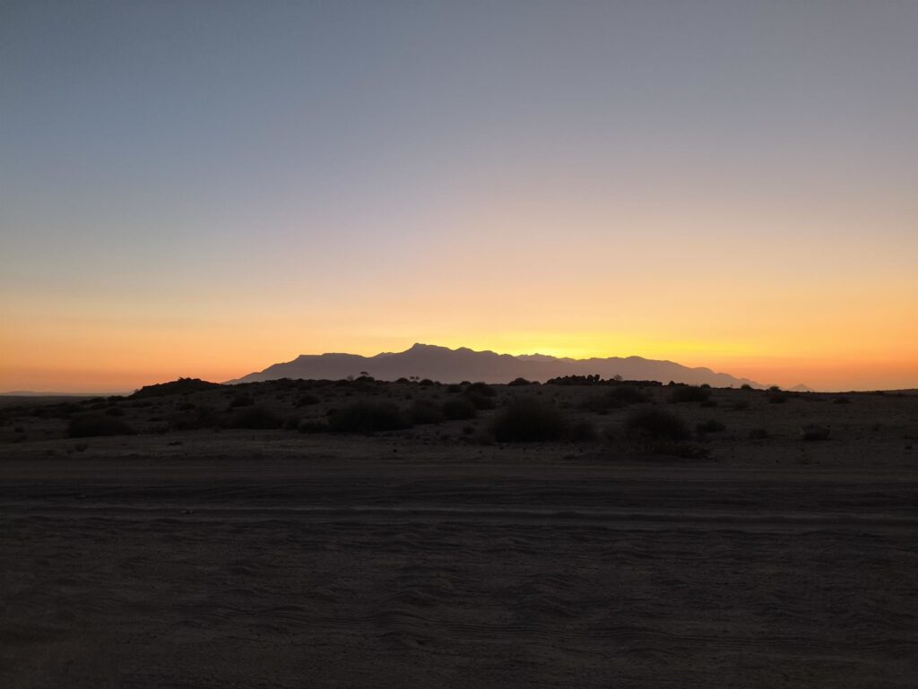 il profilo della catena del Brandberg al tramonto