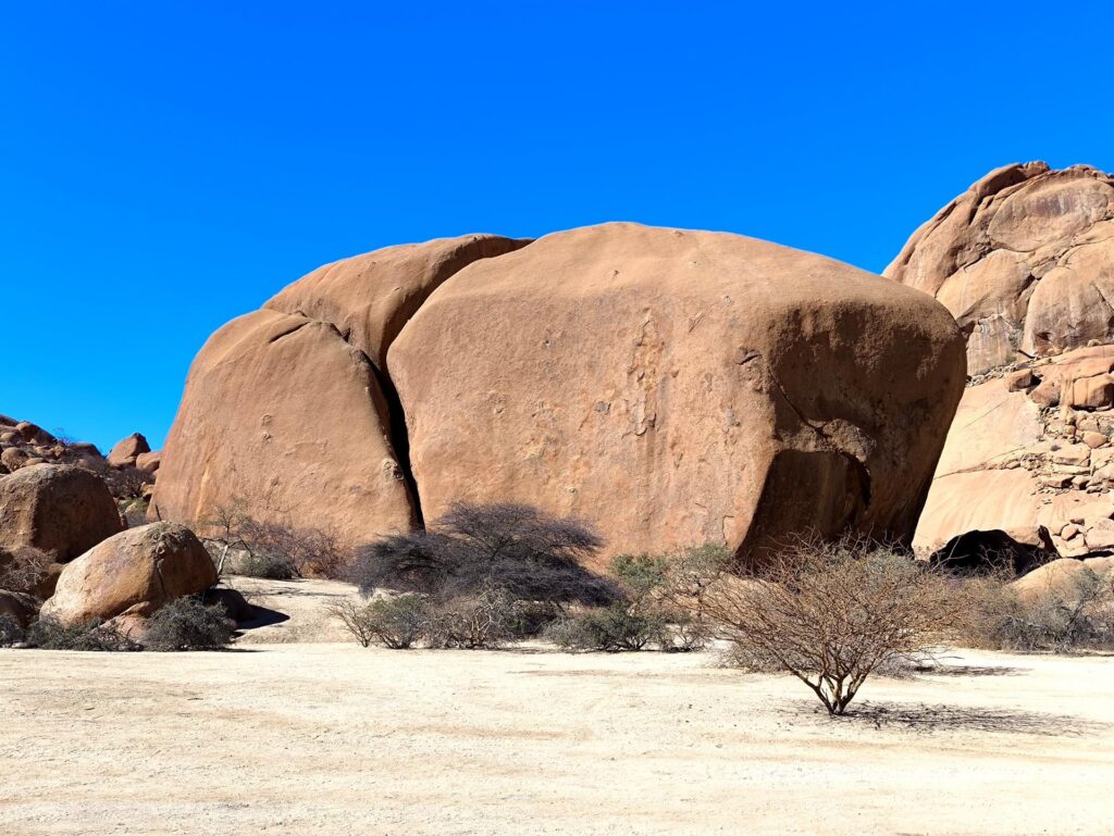 eccoci qui, in un paradiso di mega boulder di granito levigati e fessurati