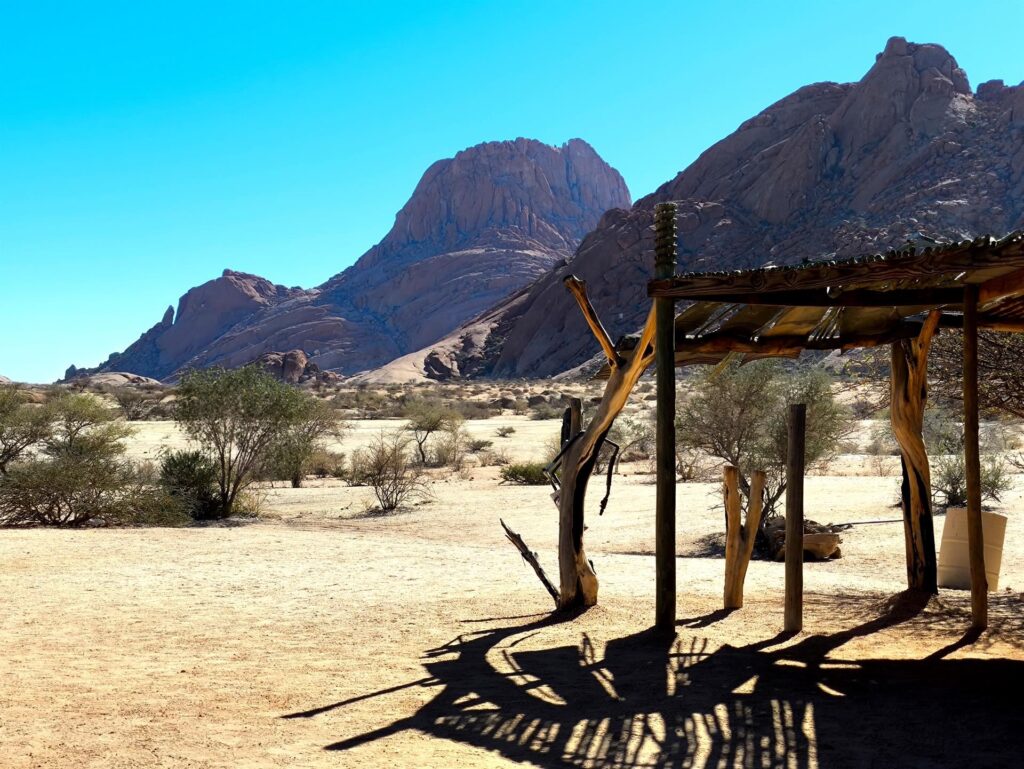 ripari alla base dello Spitzkoppe... da tornarci per scalare!