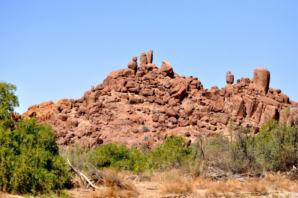 nel letto dell&#039;Ugab le rocce ricordano quelle dello Spitzkoppe