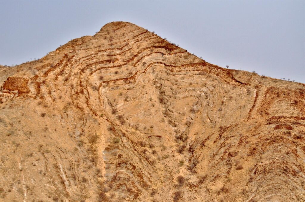 formazioni rocciose stranissime lungo la strada per Sesfontein