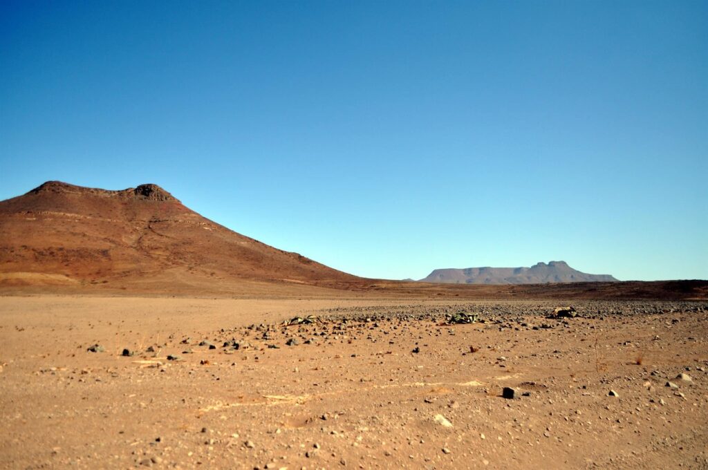 il deserto, il suo silenzio: qui ci sono solo rocce e sabbia, e il vento