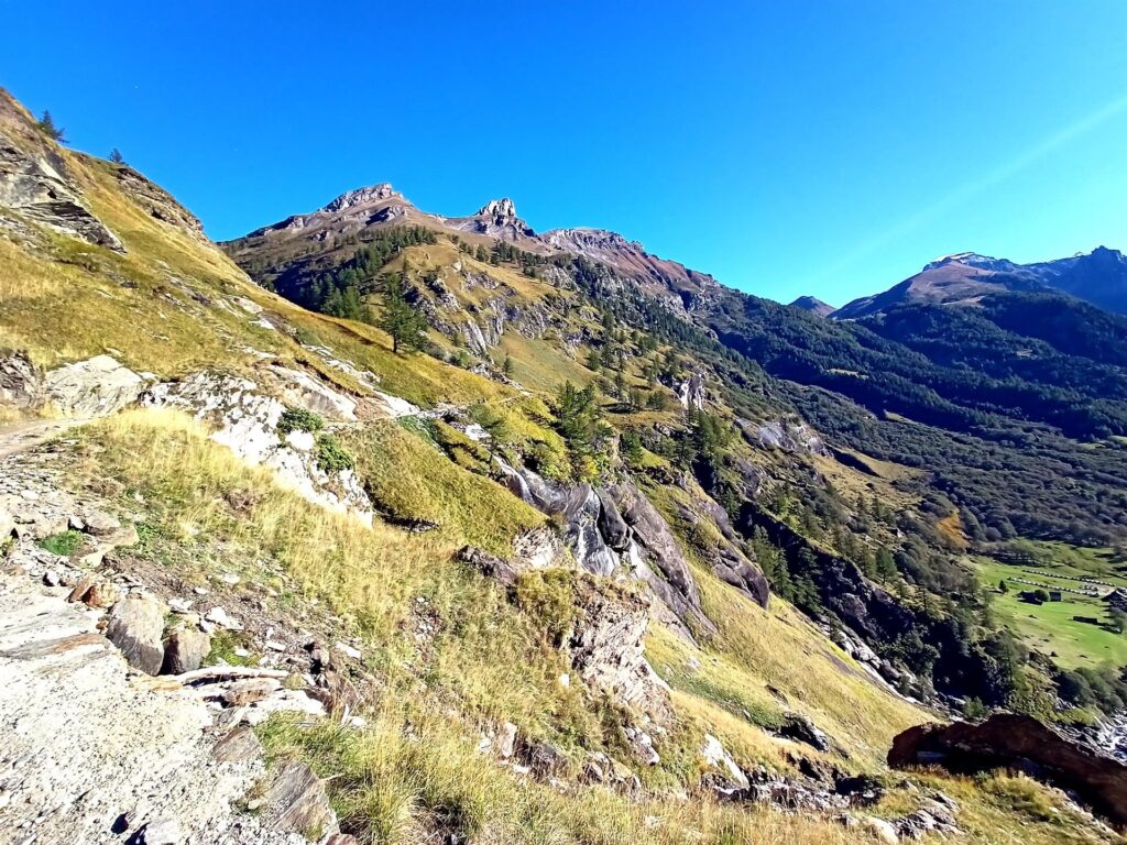 risalendo verso l&#039;Alpe Veglia, in basso a destra si vede il parcheggio di Ponte Campo