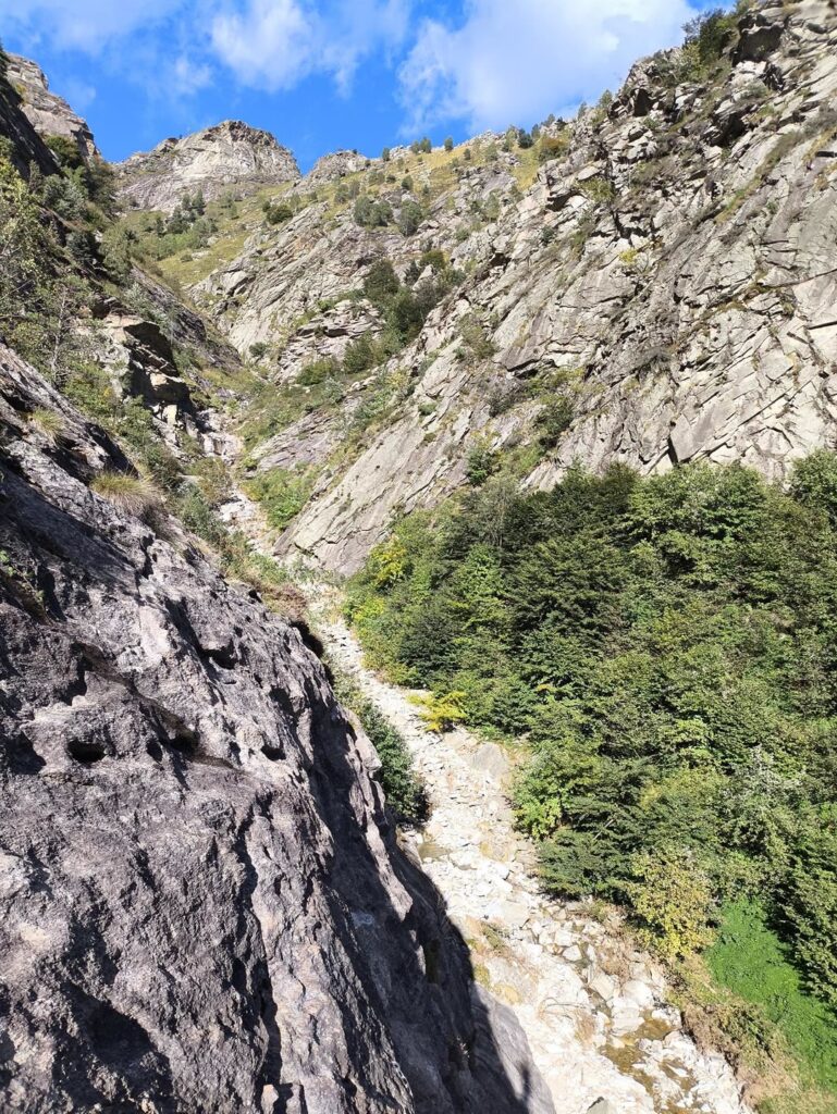 eccola! poco oltre nella valle si trova il settore Piramide e poi Ninfa