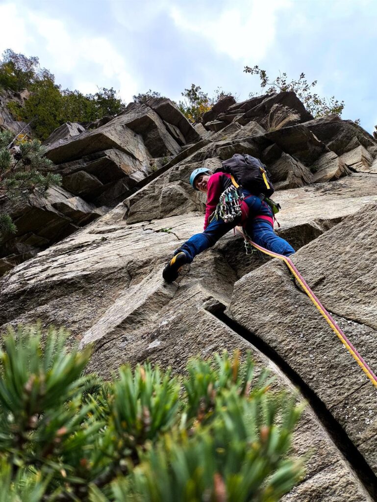 Erica sul sesto tiro che consiste in una placca con fessura verticale chiodata lunga e affatto banale
