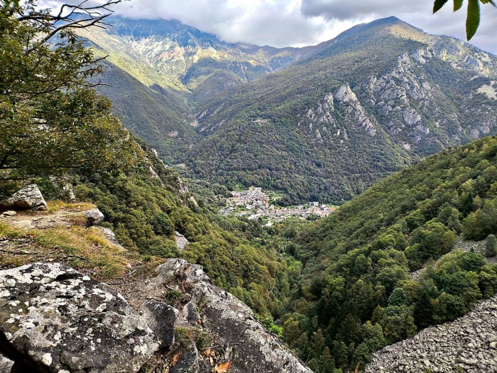 La vista verso Roreto dall&#039;arrivo della via