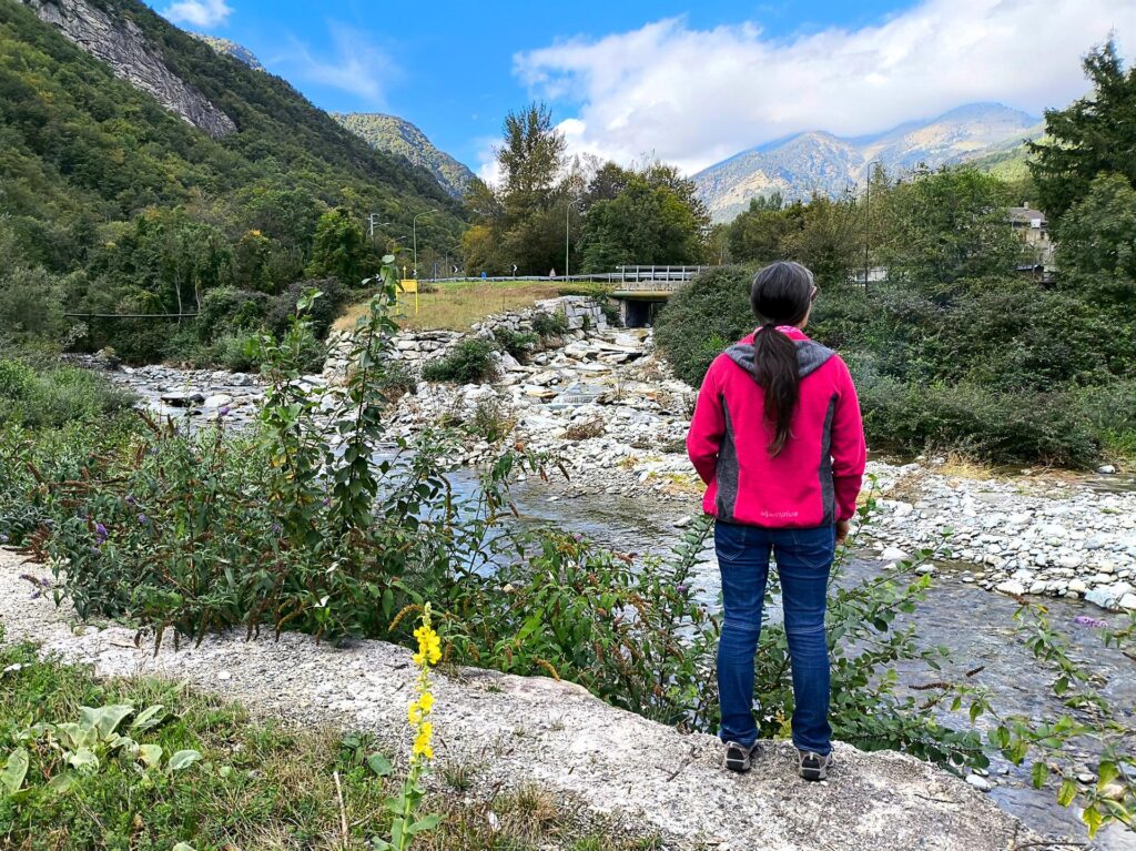 Erica si gode il paesaggio dal parcheggio accanto al torrente Chisone