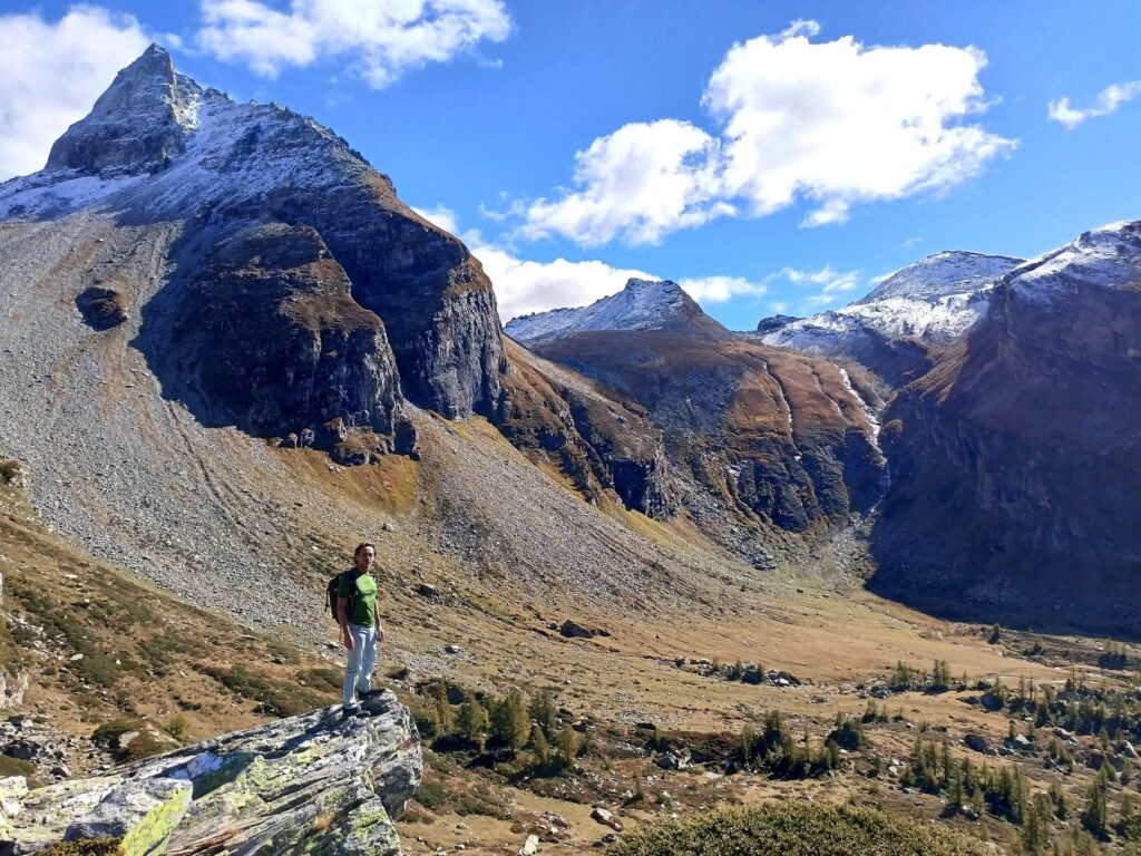 le montagne appena imbiancate, baciate da una luce calda e avvolgente (e Gabri)
