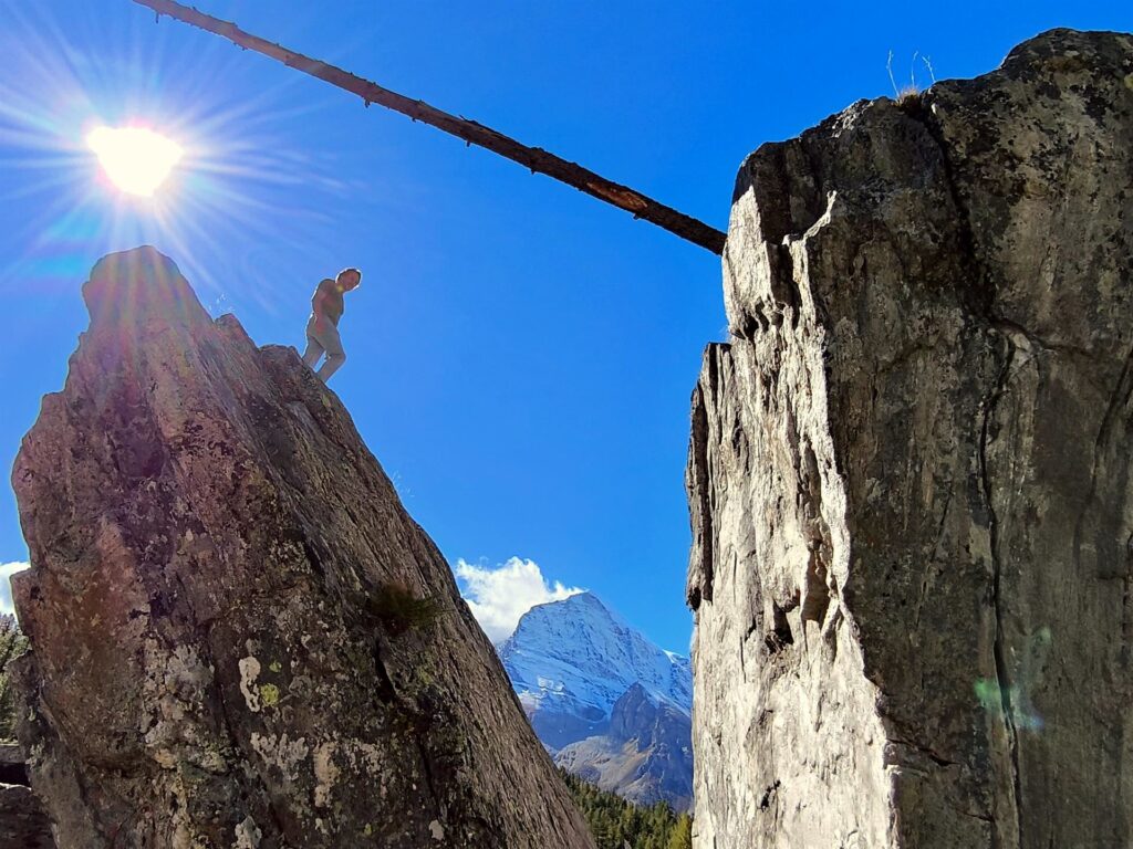 in cima al masso erratico
