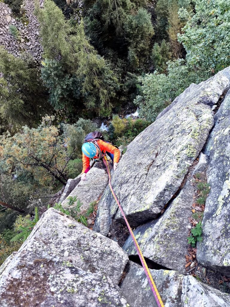 Erica in uscita dal divertente diedro del secondo tiro