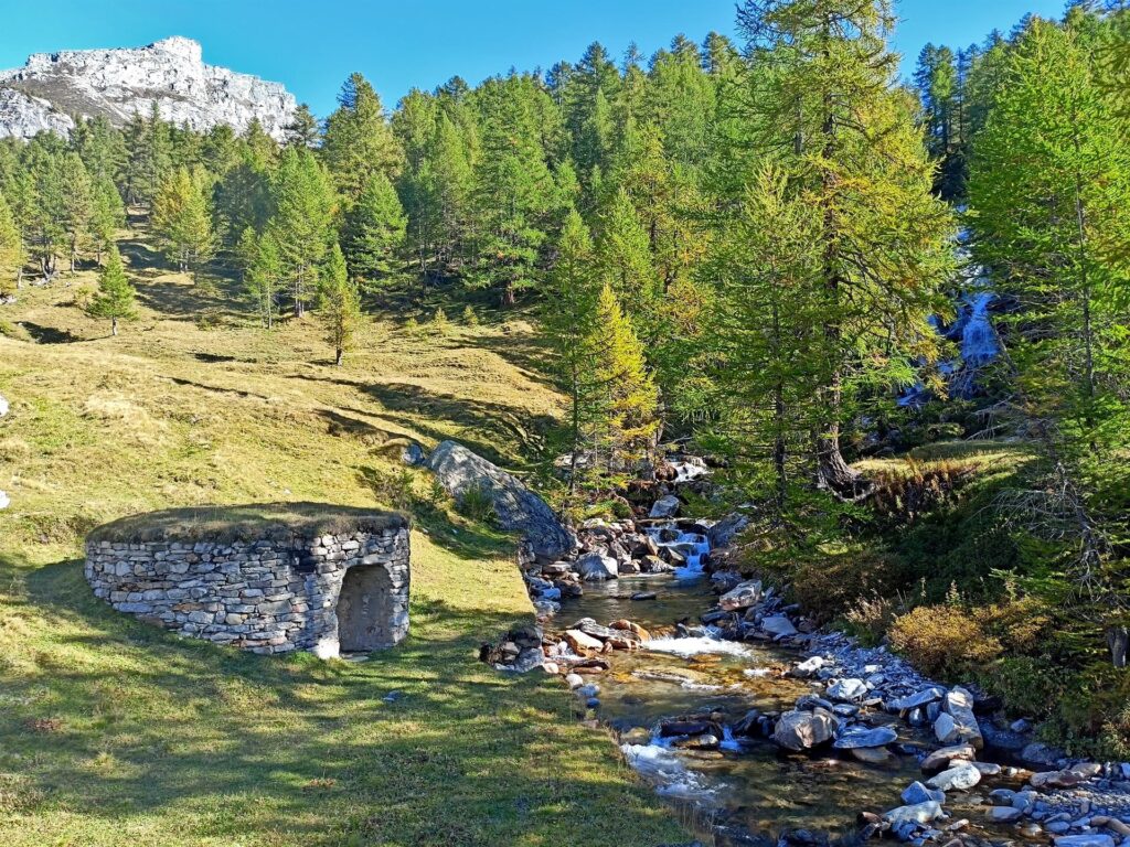l&#039;antica fornace per la calce lungo il sentiero