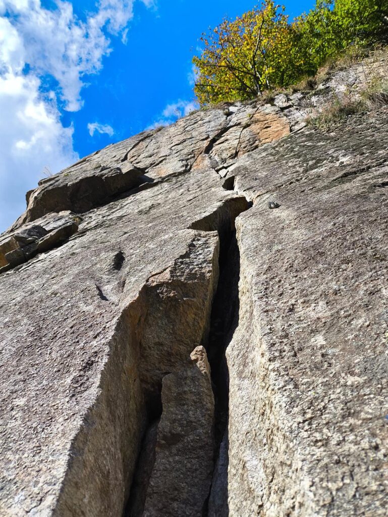 A metà del quarto tiro bisogna risalire questa stupenda fessura, per fortuna chiodata piuttosto vicina