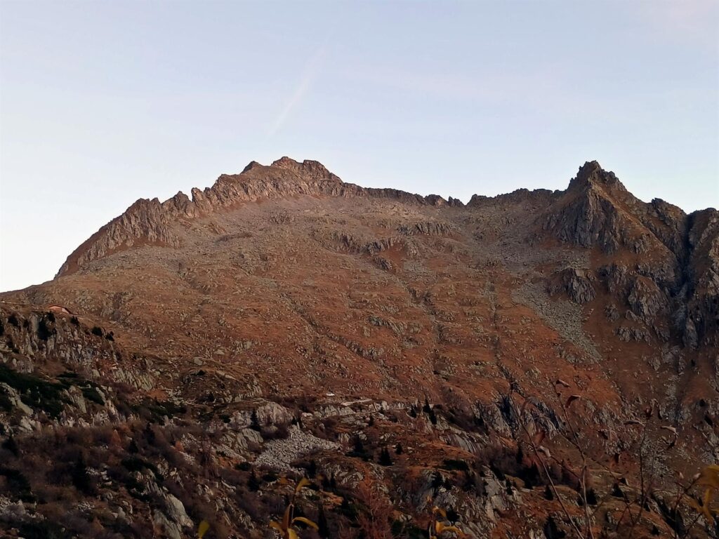 Vista della nostra cresta mentre saliamo in macchina in Val Nambrone di primo mattino