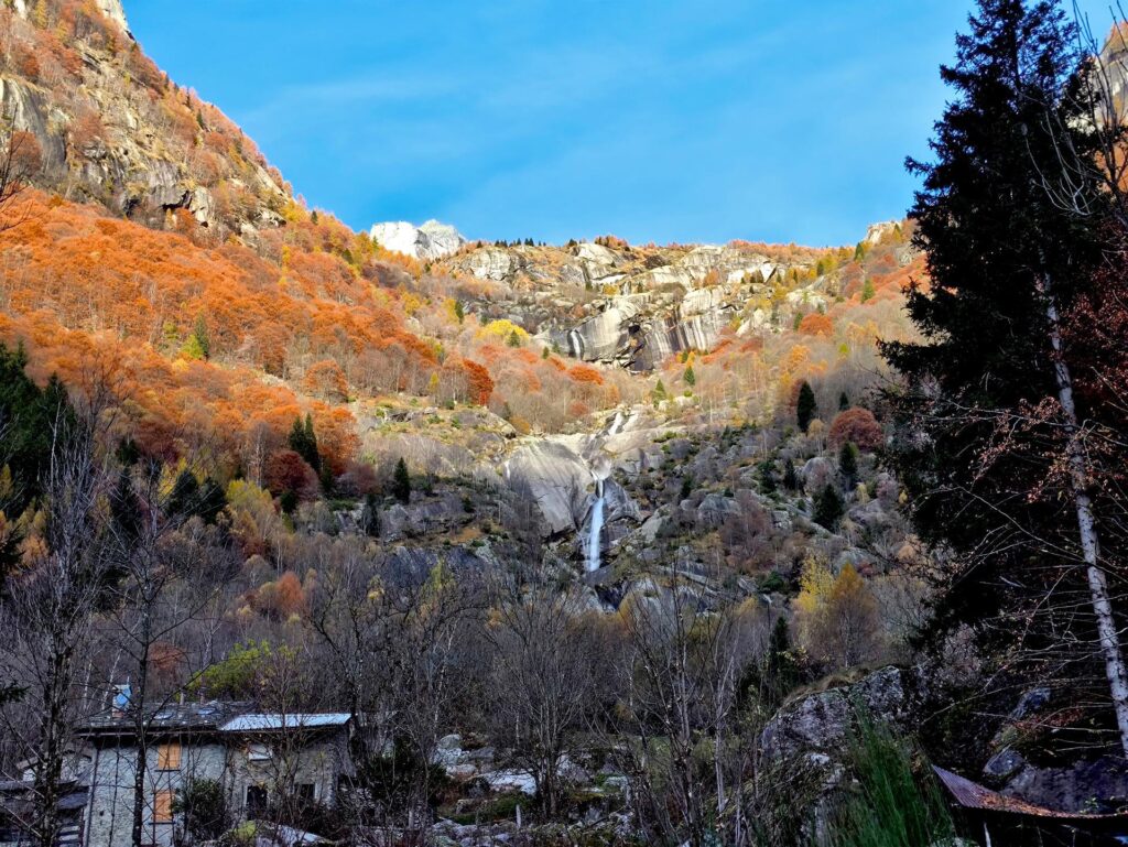 Vista della Valle del Ferro di prima mattina, con il sole che comincia ad illuminarla