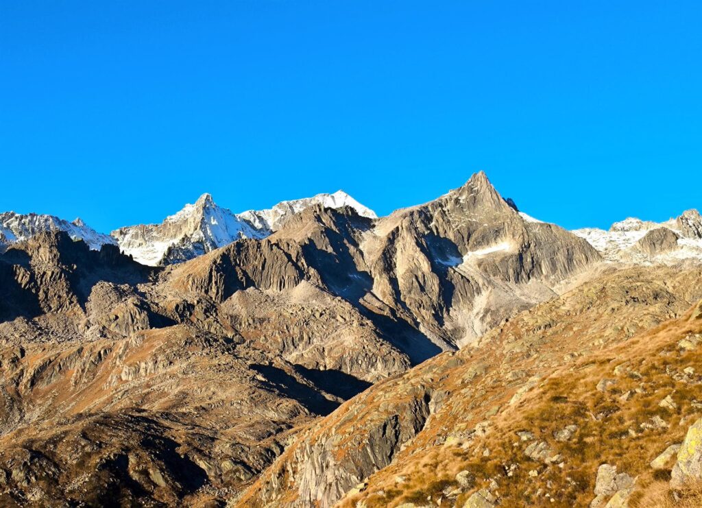 ad ovest diventano sempre più belli il Monte Nero, la Presanella e la Cima di Cornisello