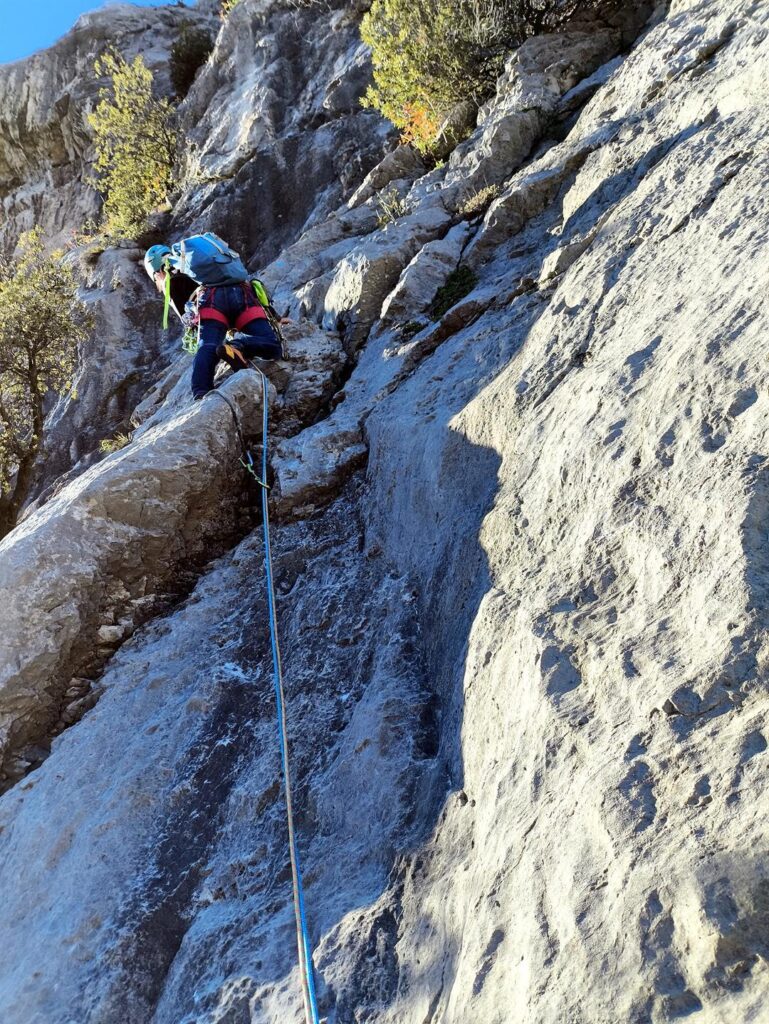 Erica dopo il diedrino iniziale del quinto tiro. Si sale ancora un po&#039; per poi piegare in traverso a sinistra