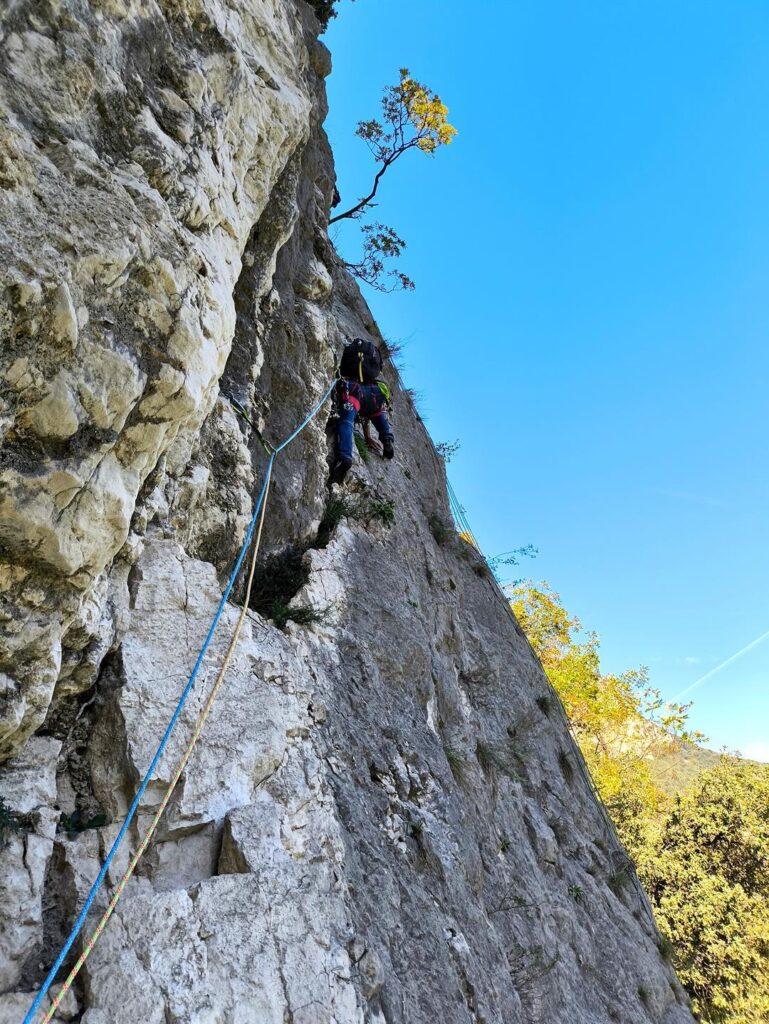 Il terzo tiro traversa verso destra e poi sale verticale tramite un&#039;altra fessura