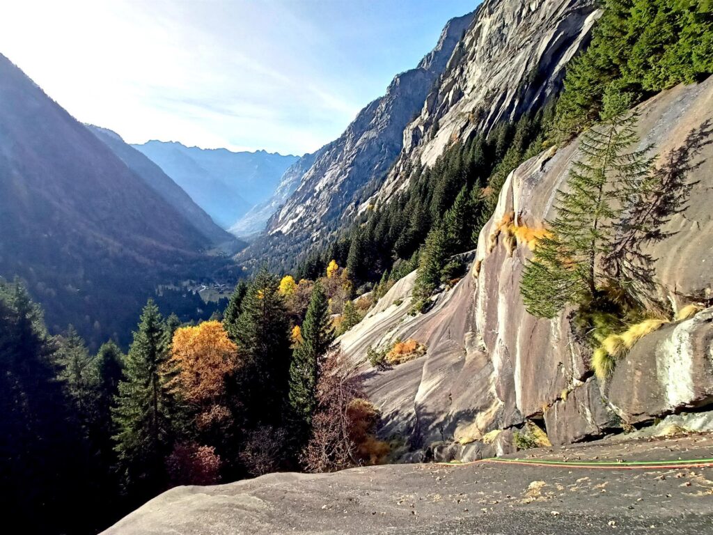 I fantastici scivoli di granito del settore Oasi visti dalla sosta del quarto tiro