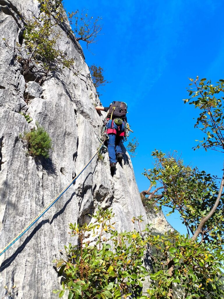Il quarto tiro non l&#039;abbiamo fotografato perché era brutto. Qui Erica alla partenza del quinto tiro su splendida roccia