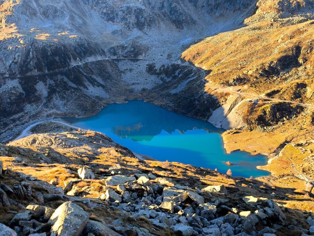 Sotto di noi il lago di Cornisello dà spettacolo con la luce autunnale del mattino