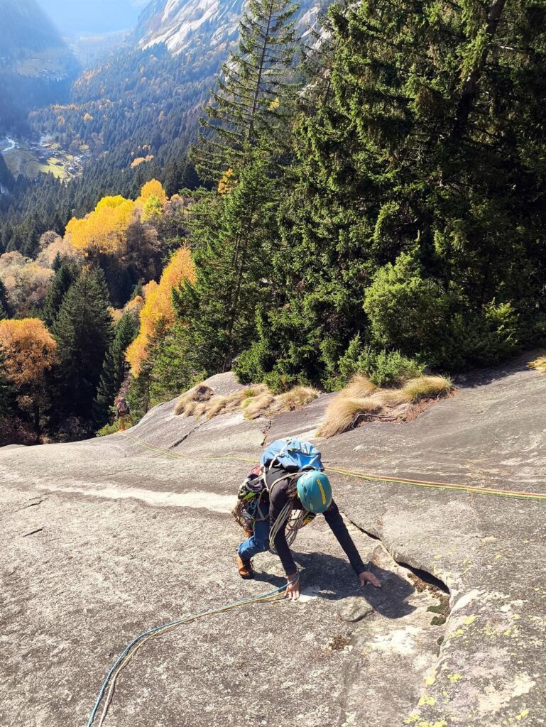 Erica in arrivo alla sosta del quinto tiro, che sarà su comodo terrazzo alberato
