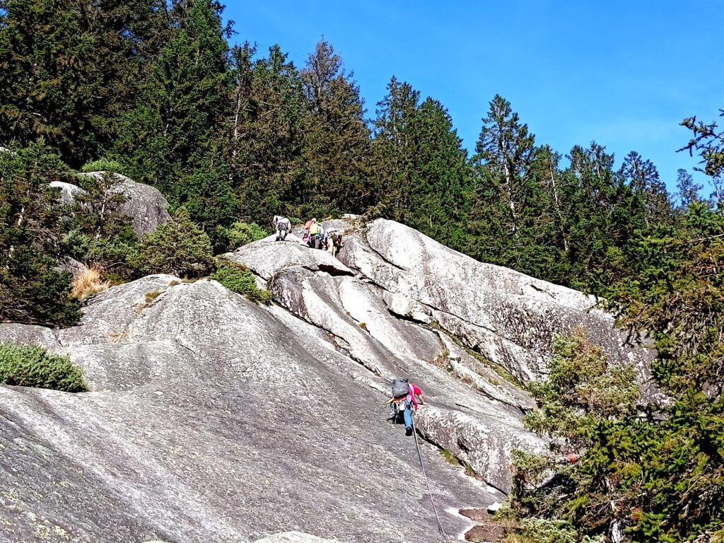 Il settimo tiro segue una lama che taglia da destra a sinistra la parete, con ultima rimontina in placca per uscire in sosta
