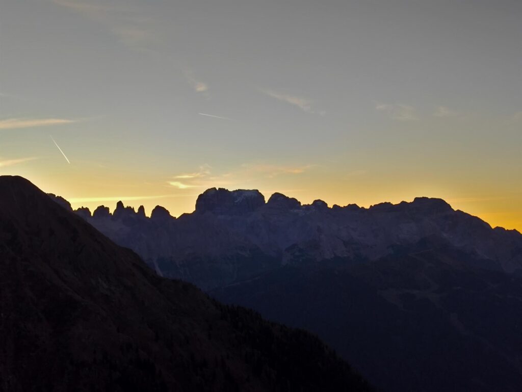 La silhouette del Brenta con le prime luci dell&#039;alba