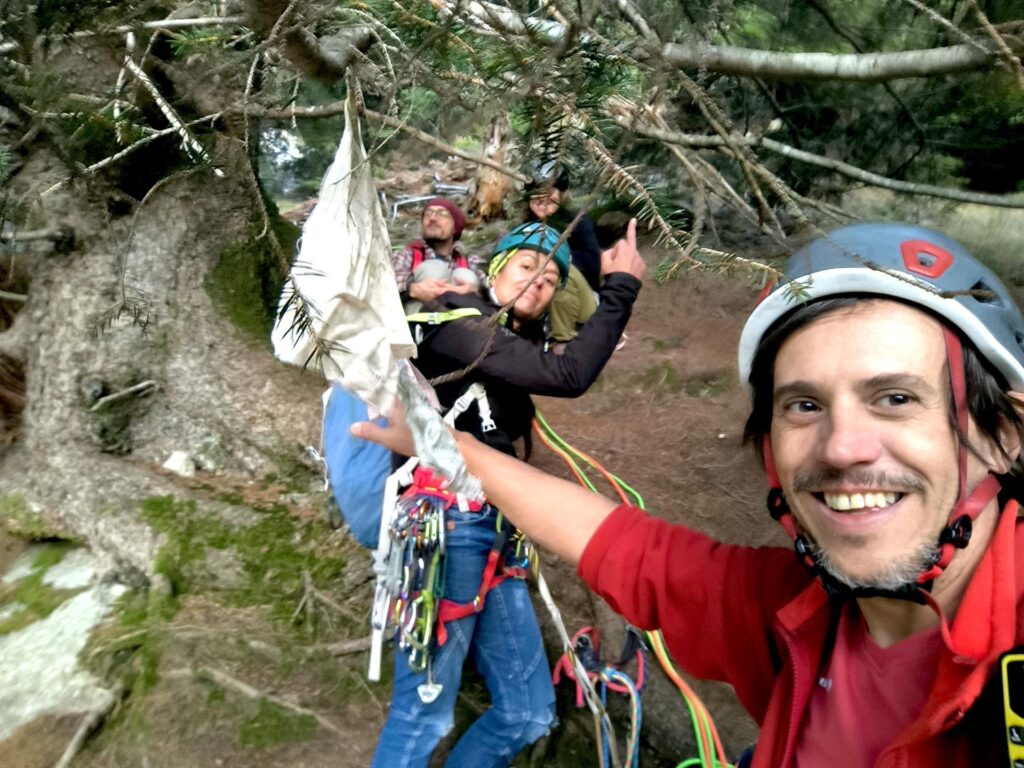 L&#039;ultimo tiro termina con sosta su una radice e da accesso al bosco da cui si può anche scendere a piedi