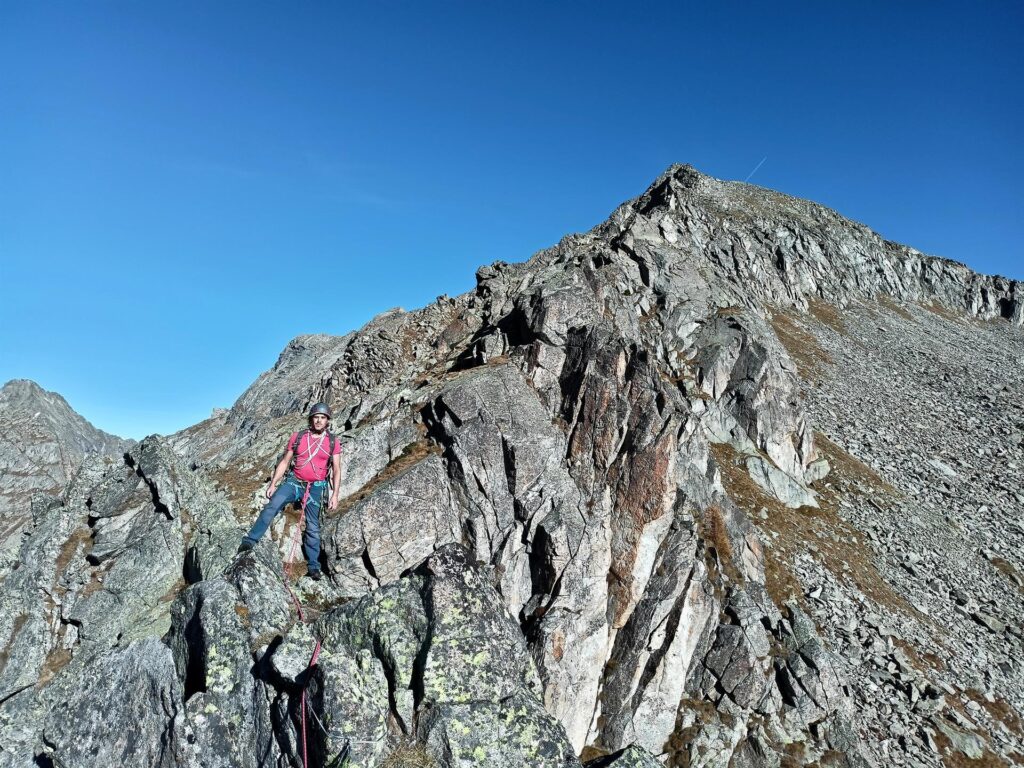 Da qui la cresta piega verso Nord-Ovest e si fa un po&#039; più sottile e affilata in qualche tratto
